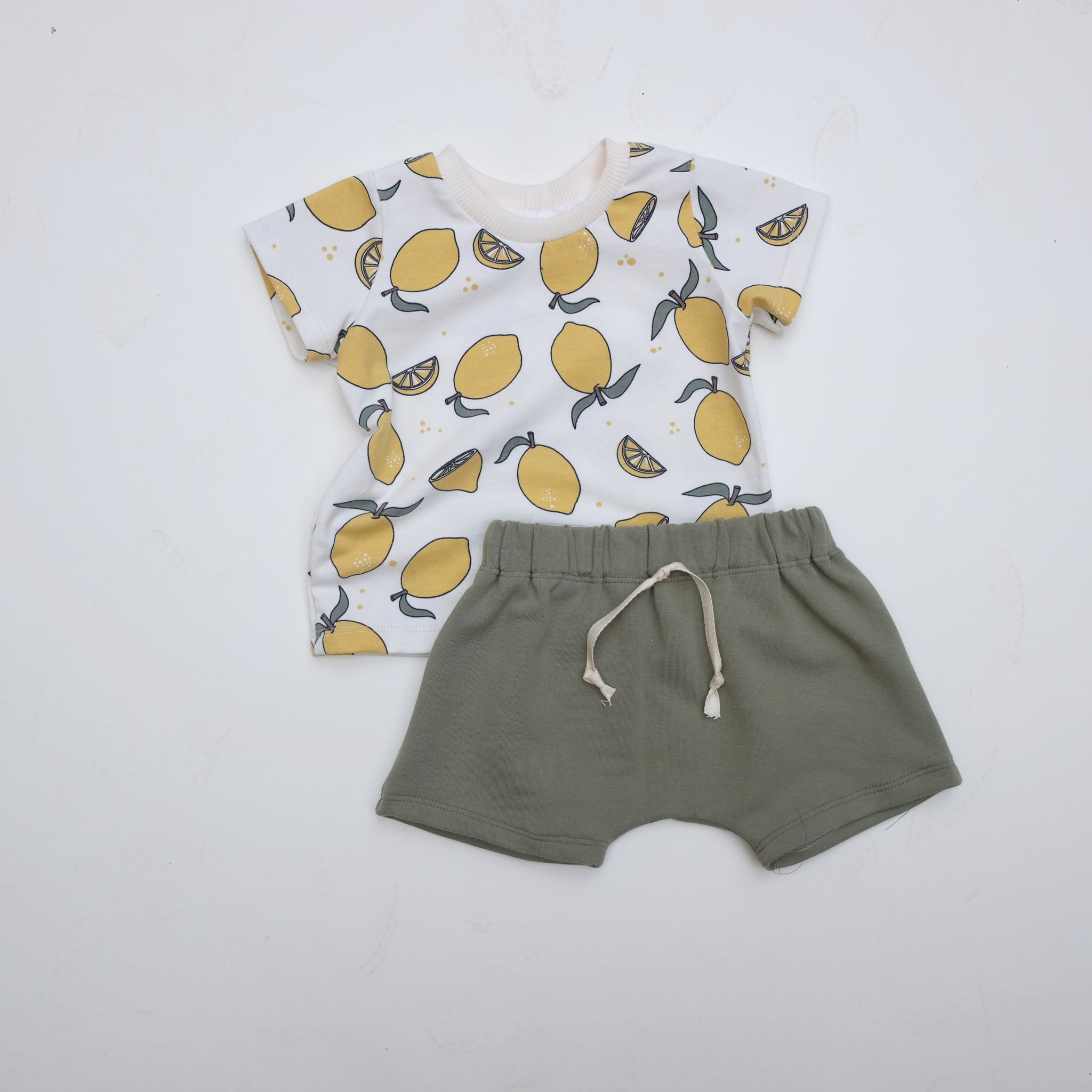 Camiseta limones & pantalón corto green talla 6-9 meses.